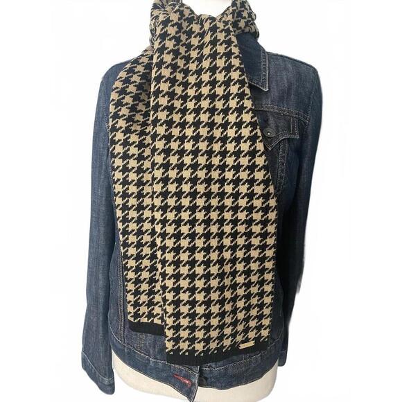 Calvin Klein Houndstooth Knit Scarf - Picture 2 of 14